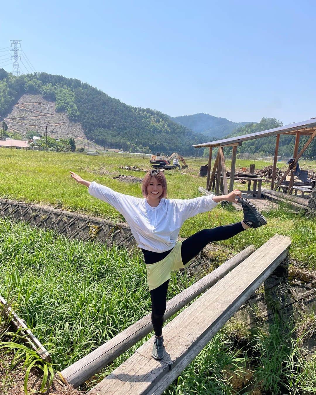 蜷川べにのインスタグラム：「てことで昨日リリース致しました#べにアロマ第2弾！！ こちら前回より多めに発注かけてます。 数量限定になりますのでお早めに。 今回はまたまた京都京北町にお邪魔してきて京都和薄荷農家さんのお話を聞いてきました。 動画でも話してましたが、10キロから数十ミリしか取れない大変希少なアロマオイル。 自分で言うのもアレですが今回も自信作です。自分の部屋に愛用しようと思ってます( ᐡ. ̫ .ᐡ ) 皆さんにも喜んで頂けると幸いです。 購入はこちらから⤵⤵⤵  https://mokutsuyu.shopselect.net/categories/4380782  ストーリーにも上げてますので是非に。」