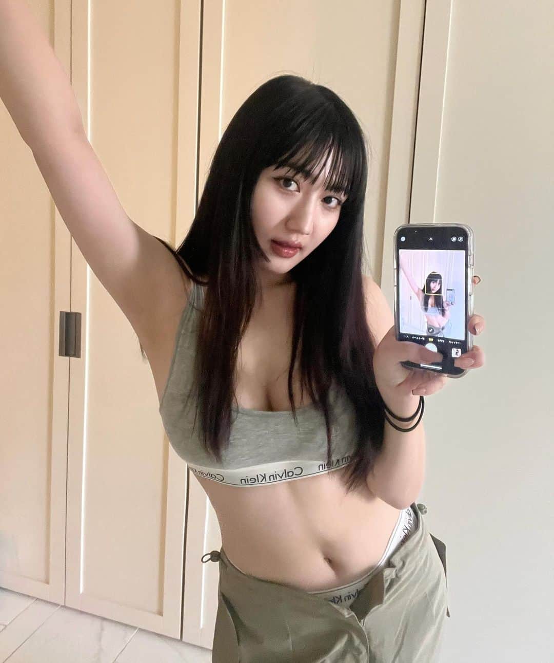 河崎みーなのインスタグラム：「流行りの撮り方?🖤  そえばエクステは　@yuu___kitty にお願いしたよ🫶🏻まじでエクステの質も良すぎて地毛っぽすぎて感動しすぎた、、また絶対お願いしたい🖤　　  ロングにしてからヘアアレンジできるのが楽しい〜❕  あと韓国直前にまつ毛も可愛くしてもらったよっ🖤 まつ毛はいつも　@akiha.___ さんです❕ . . . .」