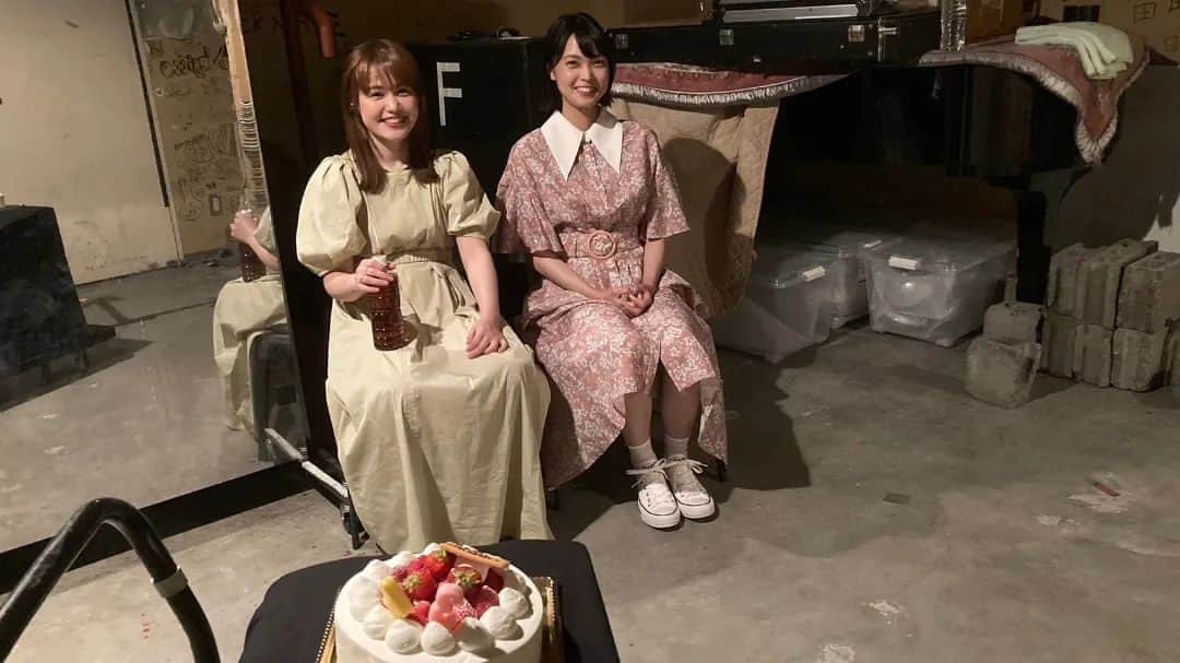 Kaedeのインスタグラム：「ケーキ運び係」