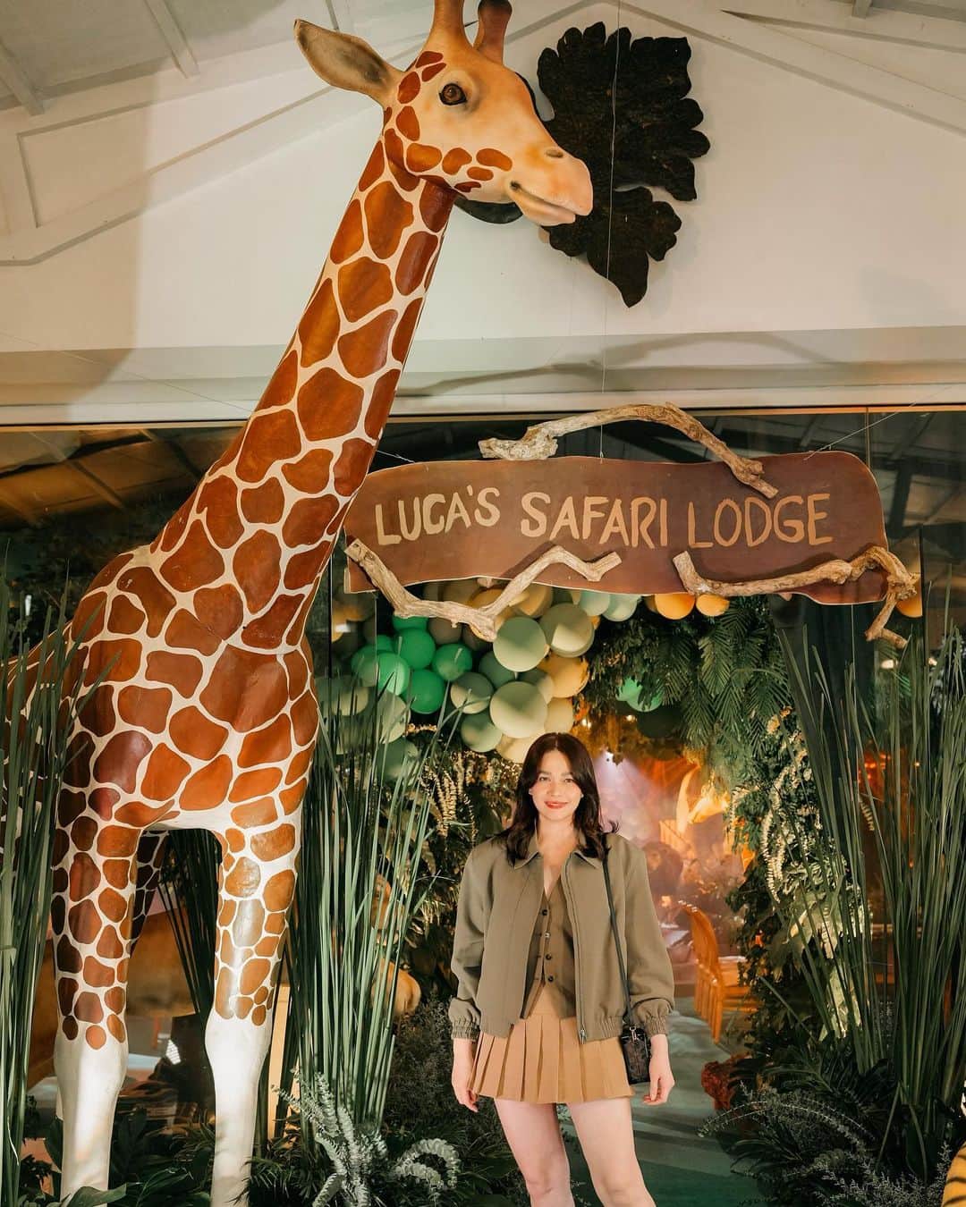 ベア・アロンゾのインスタグラム：「Luca’s Safari-Themed Party 🦁  Planning and Coordination: @labellefete  Event Stylist: @randylazaro_  Venue: @sitioelenaeventsvenue Caterer: @illosprive Cake: @cupcakelabph  Photo and Video: @niceprintphoto Lights and Sounds: @lxeventspro Photoman: @photoman.ph Wardrobe Styling: @styledbymyrrh Inflatables: @cityjumpnslide Food carts: @sukialfrescorestobar @ilmiocoffeeph @pastapoloph @hotlinksph @frose.cocktails Mobile bar: @manilacraft Souvenirs:  @insta_mug  @simplygiving_ Arts & Crafts: @artuhappy.ph Printables: @printdivas」
