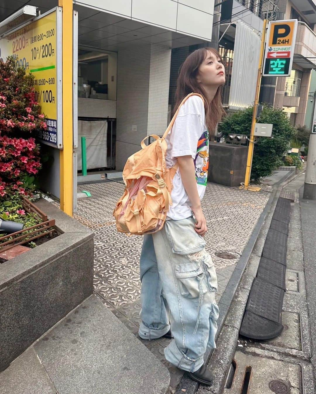 本田翼のインスタグラム：「🧶 @beautifulpeople_officialsite の🍊 @restirofficial でセレクトされている @theattico の👖 @temporary_tokyo でこの前買った👕 先日 @yukarihayashi と一緒に @todayful_ の展示会に行ってきたのだよ〜 また今度のせるよ〜 #最近Tシャツにデニムばっか #ほんだのふく」