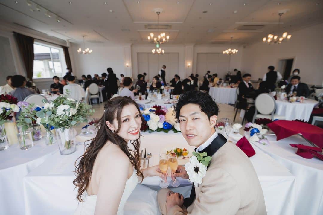 17人をフォロー中 【結婚式場】ラヴィマーナ神戸ウエディングのインスタグラム：「・  HappyWedding♡  #ラヴィマーナ神戸 #プレ花嫁 #結婚準備 #結婚式準備 #神戸結婚式場 #大阪結婚式場 #式場探し #カップルレポート #リゾートウェディング #オリジナルウェディング #ナチュラルウェディング #ガーデンウェディング #ロケーションフォト #前撮り #フォトウェディング #海が見えるチャペル #海が見える結婚式場 #エスクリ花嫁 #ravimanakobe #ravimana#wedding #marry #resort #resortwedding #届かない想いはない #dlw#ラグナプリエ#lagunaprie」