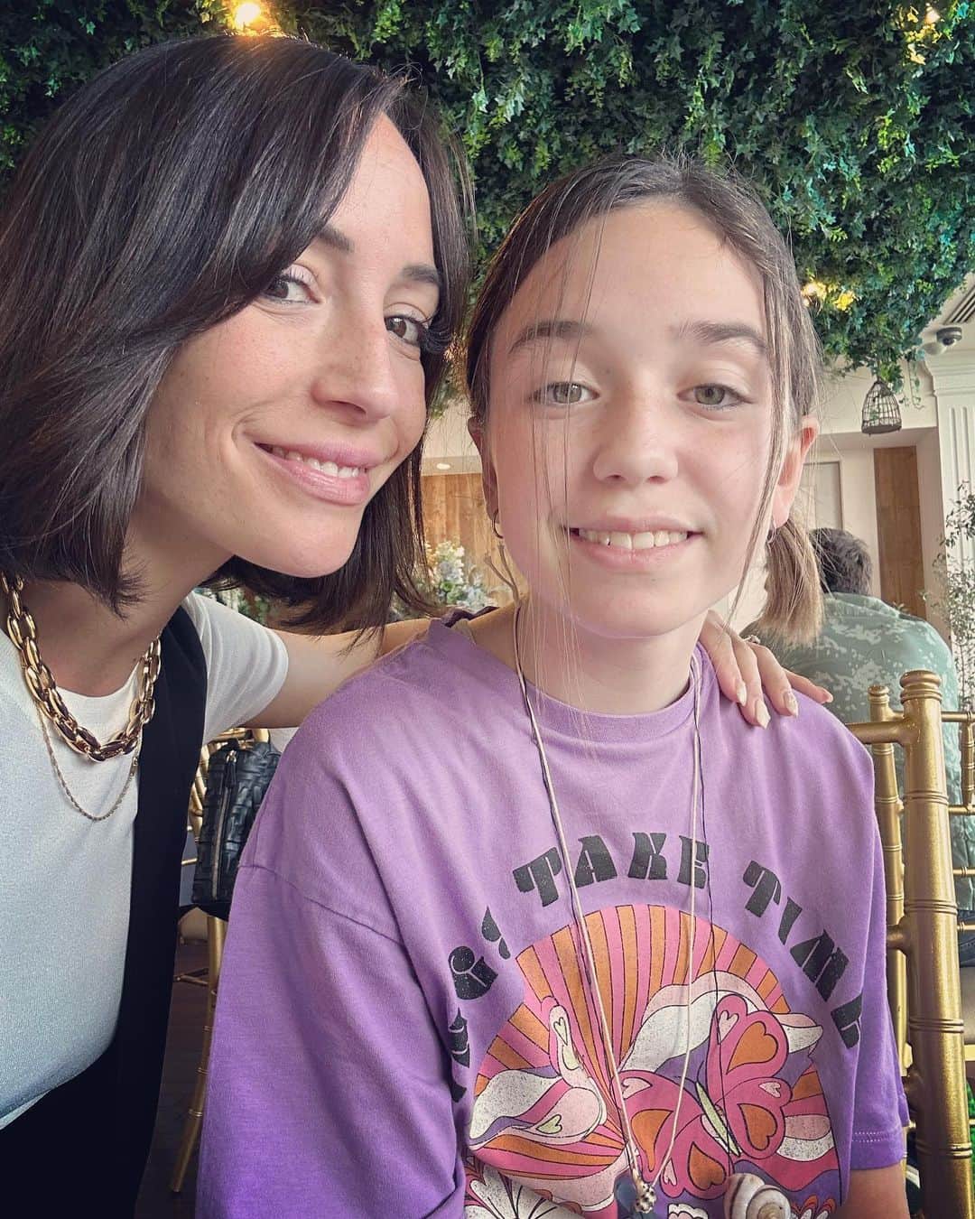 アンナ・オルティス（イニエスタの妻）のインスタグラム：「Mi pequeña y gran maestra..🤍 Que bonito es crecer a tu lado..🙏🏼 #valeria💞」