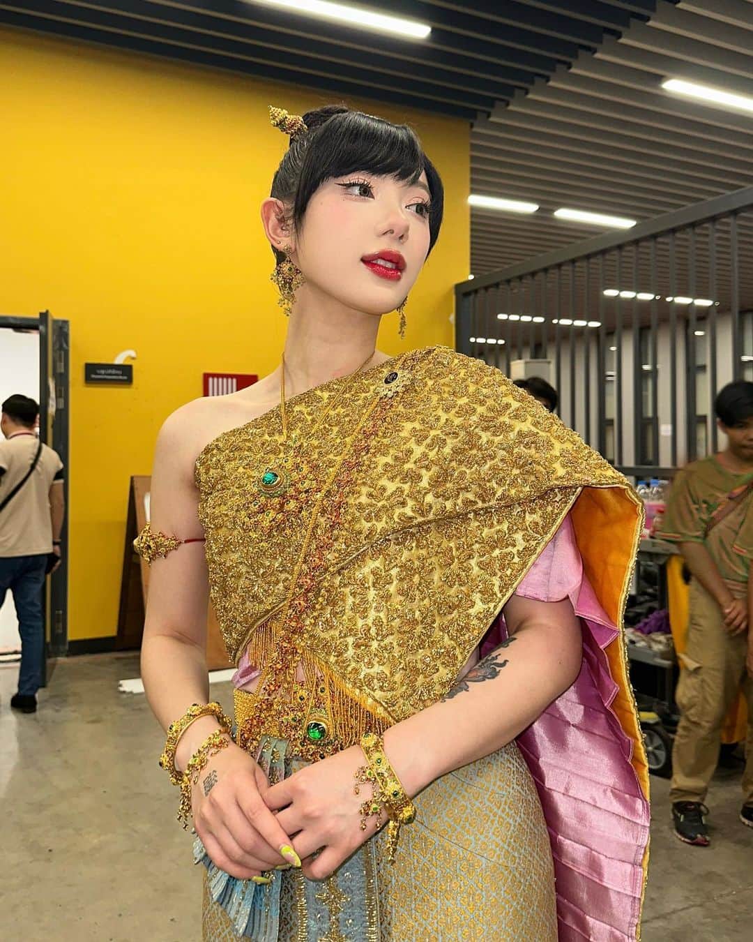 ヤンニーン・ワイゲルのインスタグラム：「Honored to represent Thailand once again at ASEAN Para Games opening🇹🇭❤️🇰🇭 Also a big thank you to @vanuscouture_official for this beautiful Thai traditional dress🙏🏻❤️ เป็นเกียรติมากๆที่พลอยชมพูได้เป็นตัวแทนประเทศไทยในงานเปิด ASEAN Para Games อีกครั้งหนึ่งนะคะ และต้องขอบคุณทาง @vanuscouture_official มากๆสำหรับชุดไทยสวยๆในวันนี้ค่ะ🙏🏻❤️」