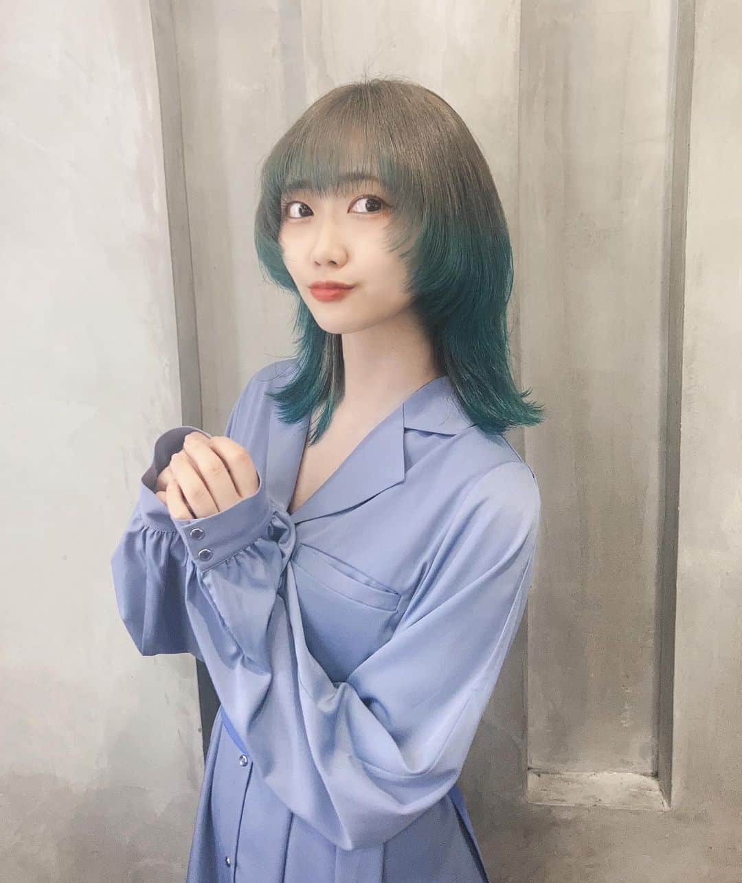 火寺バジル（魔法少女になり隊）のインスタグラム：「new hair💚  . . . . #ツートンカラー #hairstyle #ウルフカット #ウルフカット女子  #japanesegirl #派手髪 #派手髪女子」