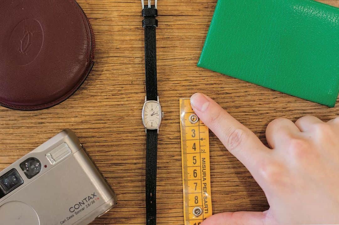 POPEYE_Magazineさんのインスタグラム写真 - (POPEYE_MagazineInstagram)「その昔、ビースティ・ボーイズのMCAが小さな時計をさらりと巻いていた姿を鮮烈に覚えているけれど、腕時計というのは小ぶりなほど品の良さが増す。だからボーイズサイズという選択をする人もいるわけだけど、ここは思い切ってレディスを選んでみるのも手かも。例えば『レショップ 』のアシスタントバイヤー、石黒晴耀さんが腕に巻くのは、〈オメガ〉の「デ・ヴィル」。60年代に名機「シーマスター」から派生したドレスウォッチシリーズのレディスサイズ。こうして見ると細身で華奢なブレスレットのようだし、主張しすぎないから案外、服とも合わせやすそうだ。  #popeyemagazine #レコードと時計」6月4日 14時40分 - popeye_magazine_official