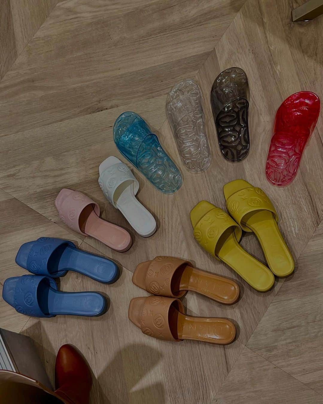 葉月蓮さんのインスタグラム写真 - (葉月蓮Instagram)「DIANA 23AW exhibition 👢 Order wonderful boots w/Miki😘😘😘 The cute yellow sandals have arrived! Nice comfort💓」6月4日 14時50分 - hazuki_ren_