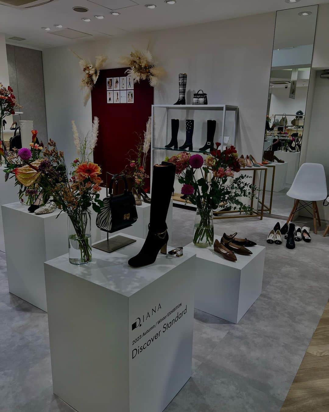 葉月蓮のインスタグラム：「DIANA 23AW exhibition 👢 Order wonderful boots w/Miki😘😘😘 The cute yellow sandals have arrived! Nice comfort💓」