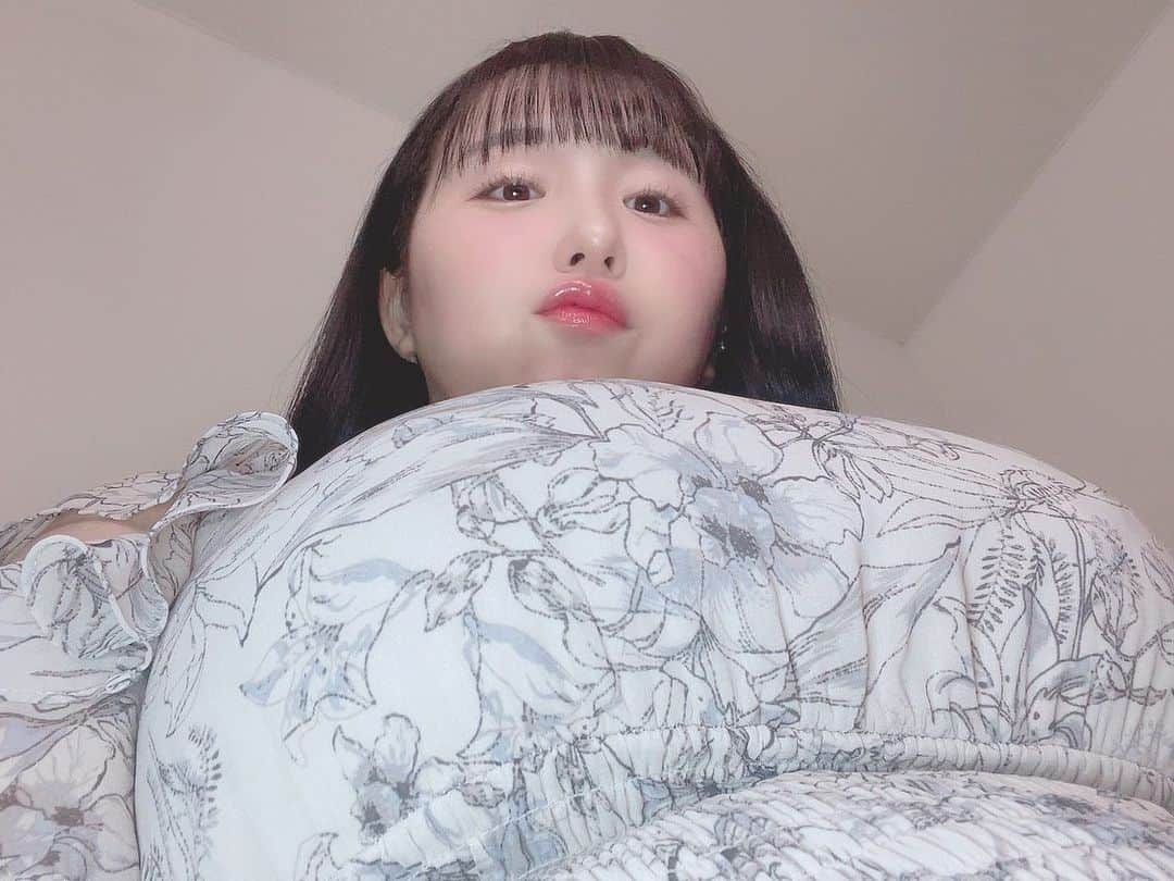 上田ミルキィのインスタグラム：「膝枕目線👀💕」