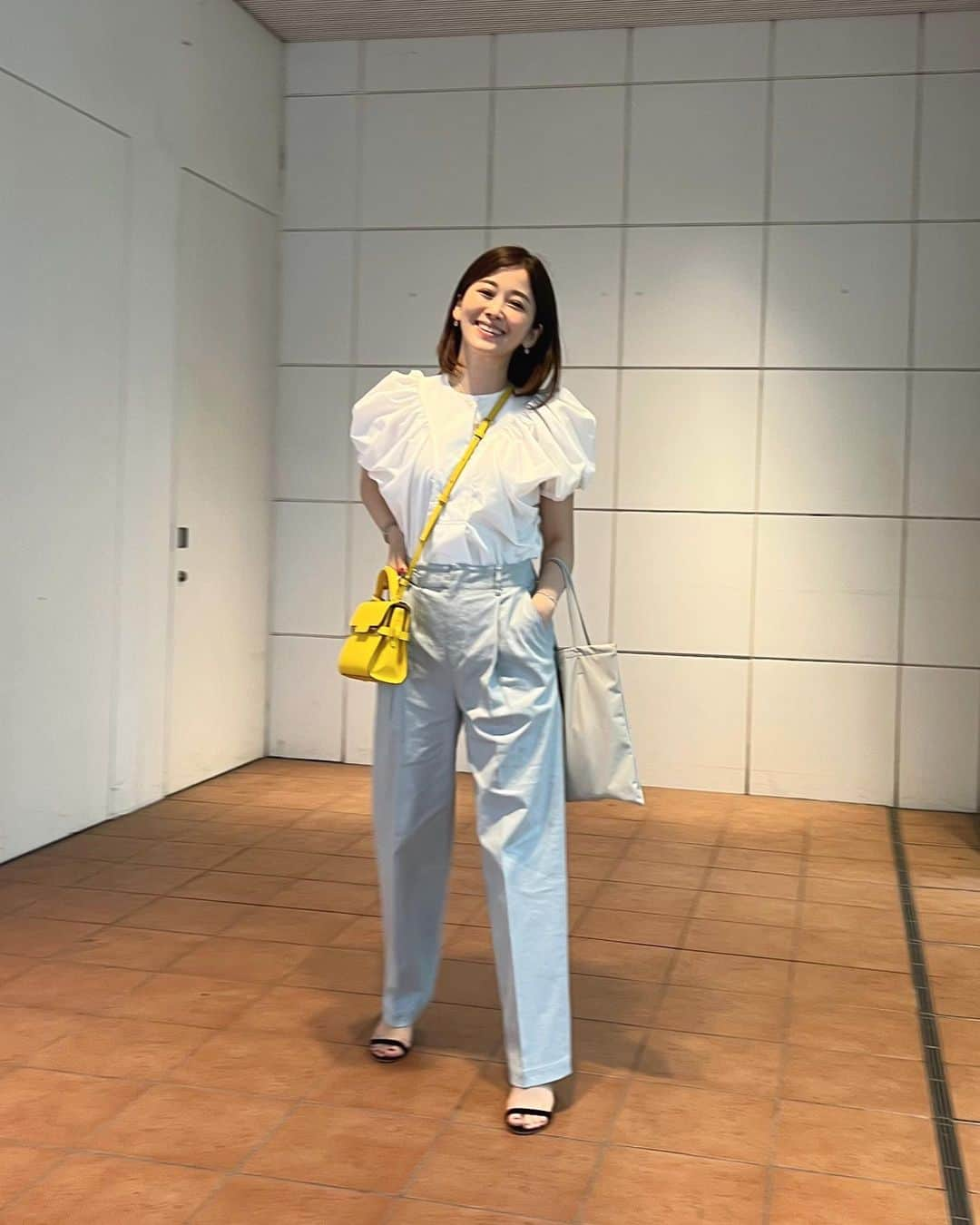 山本みらいさんのインスタグラム写真 - (山本みらいInstagram)「買い物へ🛍️  コーデ: Tops @seventenbymihokawahito  Pants @stunninglure   今年はパンツインできる白ブラウスも新調して、 @seventenbymihokawahito のものを。 袖が可愛いくインしやすく、着心地も楽ですごく好き。  娘は、チャコットでバレエのレッスン着を新調してテンション急上昇。このお店にはロマンが詰まっているらしいです。確かに紙袋も可愛い♡  久々に2人でお出掛けできて母は嬉しかった。 最近家族みんな忙しいから貴重なじかん。」6月4日 17時12分 - mirai_yamamoto