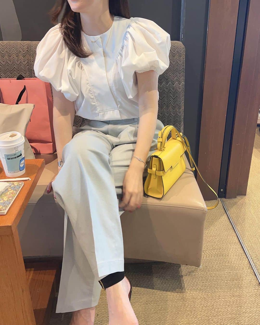 山本みらいさんのインスタグラム写真 - (山本みらいInstagram)「買い物へ🛍️  コーデ: Tops @seventenbymihokawahito  Pants @stunninglure   今年はパンツインできる白ブラウスも新調して、 @seventenbymihokawahito のものを。 袖が可愛いくインしやすく、着心地も楽ですごく好き。  娘は、チャコットでバレエのレッスン着を新調してテンション急上昇。このお店にはロマンが詰まっているらしいです。確かに紙袋も可愛い♡  久々に2人でお出掛けできて母は嬉しかった。 最近家族みんな忙しいから貴重なじかん。」6月4日 17時12分 - mirai_yamamoto