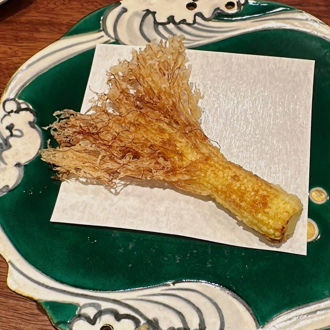山岸久朗さんのインスタグラム写真 - (山岸久朗Instagram)「このトウモロコシ、わかります⁉️芯を抜いてから揚げてるんですよ！100％食べられます。  トウモロコシが出てくると、あー今年も夏が来たなぁーと思う。  #食材でしか季節を感じない男 #🌽 #corn #tsuchiya #tempura  #tenpura  #esaka #suita #osaka #osakagourmet  #michelinosaka  #osakamichelin  #michelin2stars」6月4日 14時52分 - yamaben