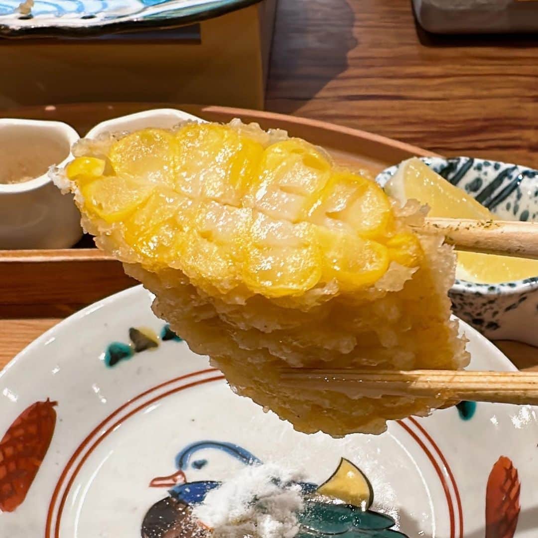 山岸久朗さんのインスタグラム写真 - (山岸久朗Instagram)「このトウモロコシ、わかります⁉️芯を抜いてから揚げてるんですよ！100％食べられます。  トウモロコシが出てくると、あー今年も夏が来たなぁーと思う。  #食材でしか季節を感じない男 #🌽 #corn #tsuchiya #tempura  #tenpura  #esaka #suita #osaka #osakagourmet  #michelinosaka  #osakamichelin  #michelin2stars」6月4日 14時52分 - yamaben