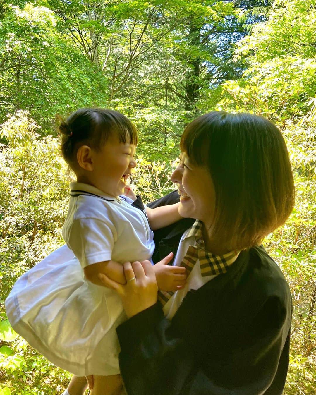 東なつ紀のインスタグラム：「毎年恒例軽井沢旅行🤍  お庭が森の中！って感じで いつも最高👏🏻  #軽井沢 #お揃いコーデ  #Burberry #家族旅行 #親子 #ワンピース #親子コーデ #ういちゃんまる」