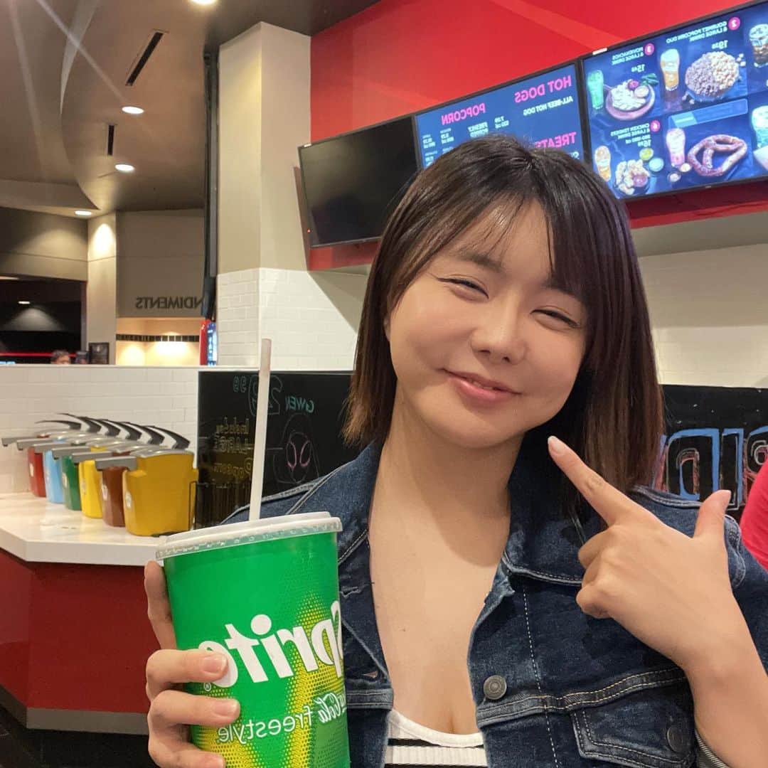 リュ・ジヘのインスタグラム：「범죄도시3 보러 왔는데 한국인들 많아서 괜히 기분 좋았따  한국이 그립당.」