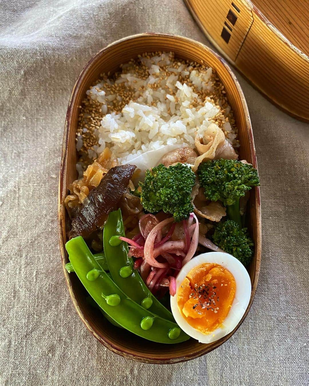 aomojiさんのインスタグラム写真 - (aomojiInstagram)「今日の弁当  ブロッコリーと豚しゃぶのわさび醤油和え 干し椎茸切り干し大根煮 紫玉ねぎバルサミコ酢漬け スナップエンドウ塩茹で 半熟卵黒胡椒  #お弁当#曲げわっぱ弁当 #曲げわっぱ #常備菜弁当 #大館曲げわっぱ #暮らし#日々#obento #lunchtime #lunchbox #life #yummy #foodporn #food #japanesefood #cookgood #homemade #foglinenwork #aomojibento」6月4日 14時55分 - aomoji