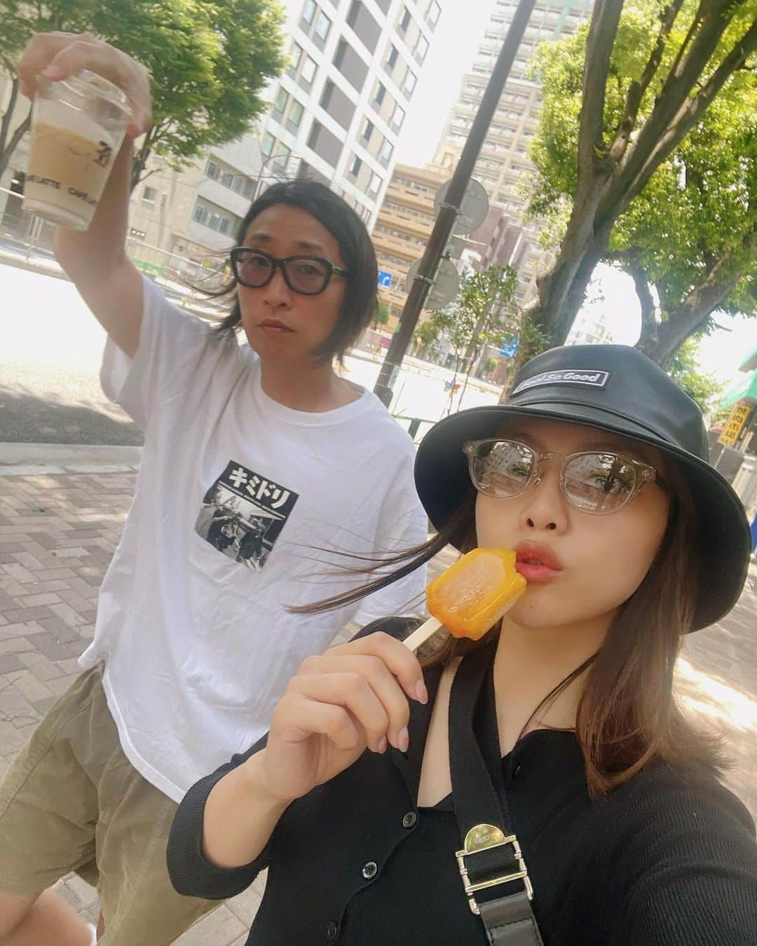 石川あんなのインスタグラム：「すっかり夏ですね🕶️  夏はセブンイレブンのマンゴーみたいなアイスが大好きでよく食べます🍧 あれどうやって作ってるんだろう、、本物のマンゴーだよ、、  ゆうたくんは二日酔いみたいな顔してるけど、二日酔いです🥵  #この数分前言い争ってた2人 #こっちの道が近道だと譲らない2人 #道の説明ヘタでお互いの近道が理解出来ない2人 #急いでないからまじどうでもいい論争」