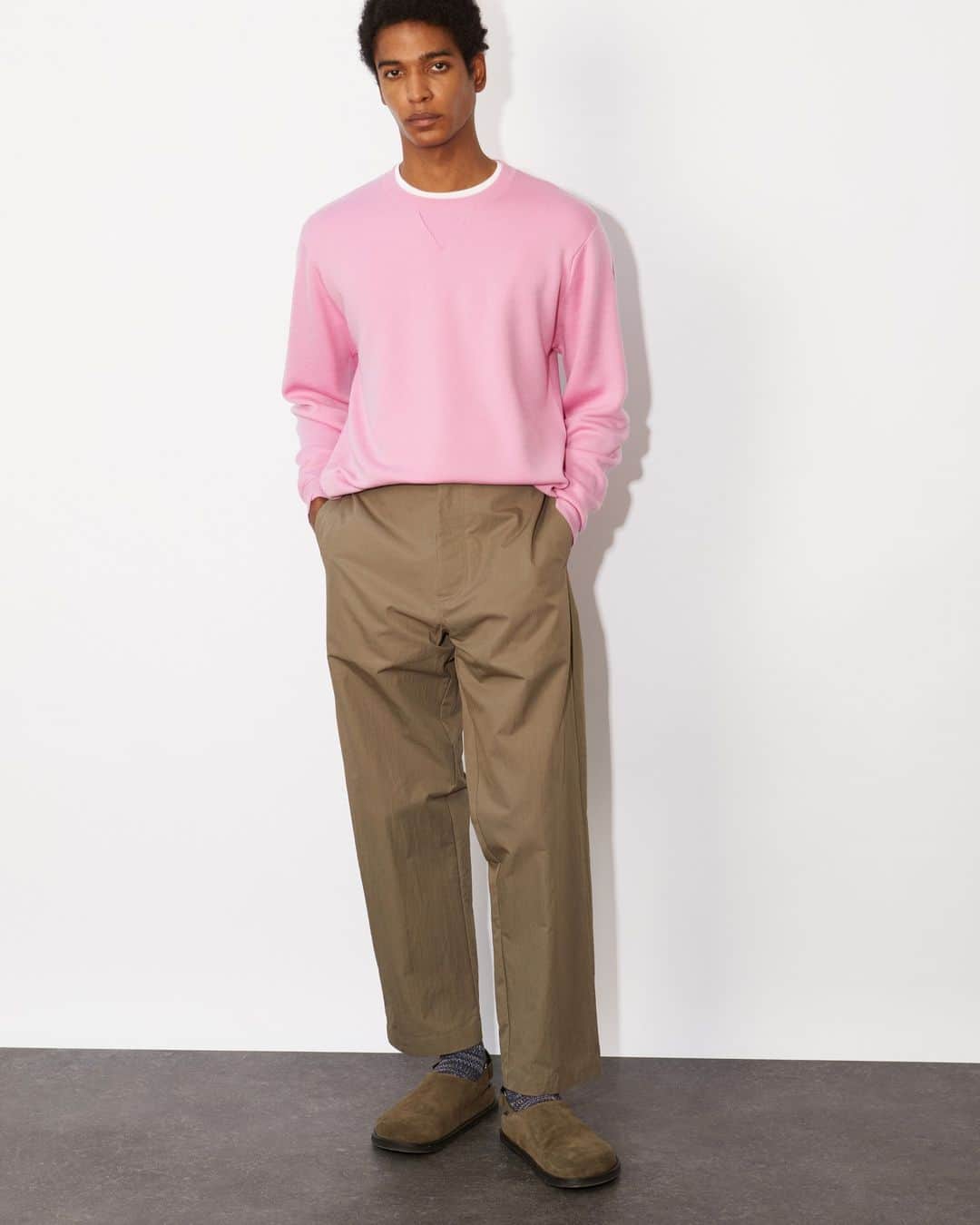 ジョンスメドレーさんのインスタグラム写真 - (ジョンスメドレーInstagram)「New style: Gonson.  Available in a myriad of new colours, our Gonson pullover is an easy-to-wear sweatshirt staple that’ll last season after season. Featuring a V detail at the neckline, pair yours with jeans, shorts, or loungewear bottoms.  #sweatshirt #sportsluxe #johnsmedley」6月4日 15時00分 - johnsmedleyknitwear