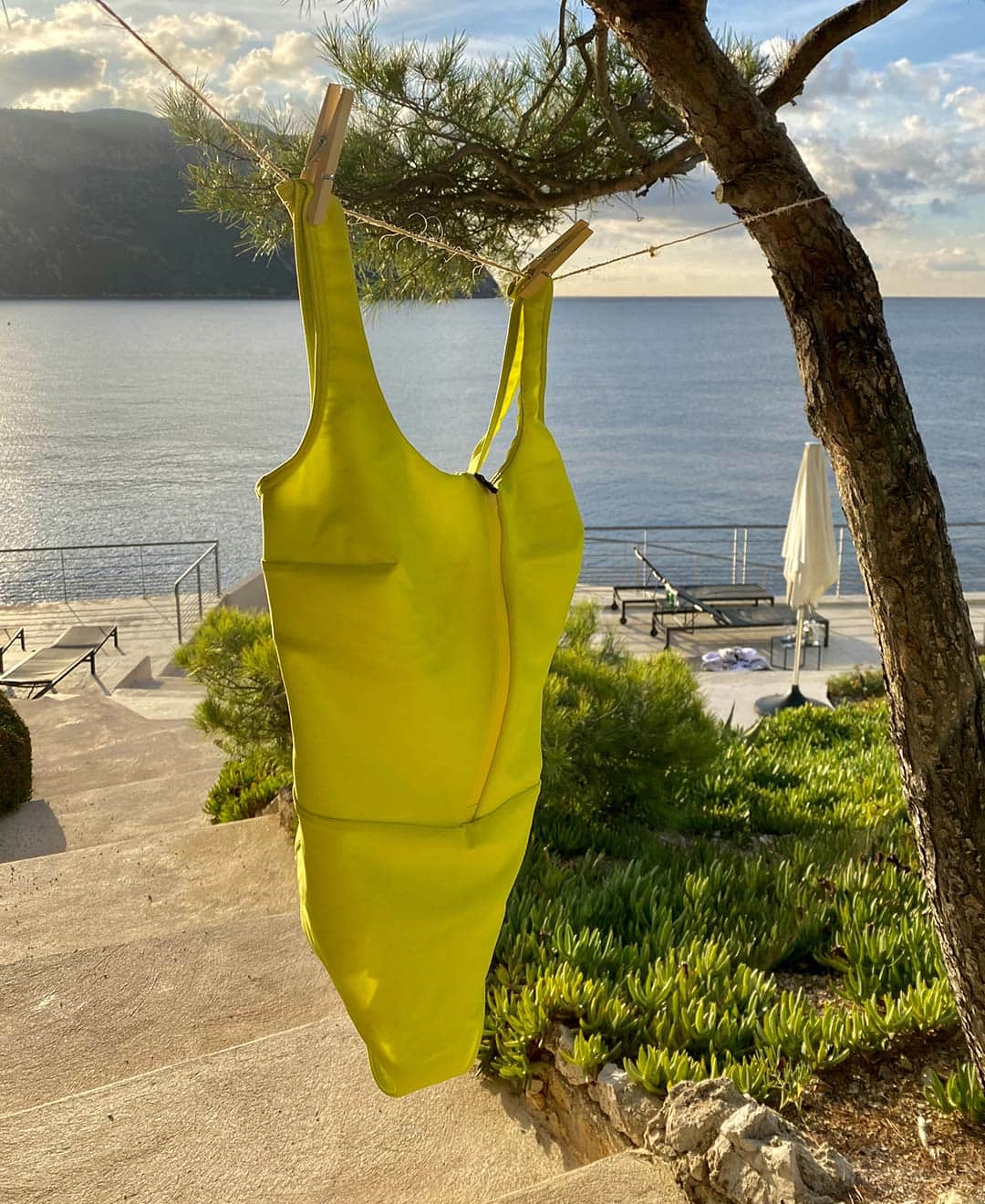 レジャビーのインスタグラム：「LEJABY WAVE | ICI COMMENCE L'EVASION ​​​​​​​​​Peu importe votre destination… A chaque amoureuse de l’eau et de ses sensations, son maillot LEJABY WAVE. - LEJABY WAVE Wherever you go…Take you Lejaby Wave 1 piece swimsuit with you.   #LejabyWave #LeGrandPlongeon #Swimwear #Bain #MaillotDeBain」