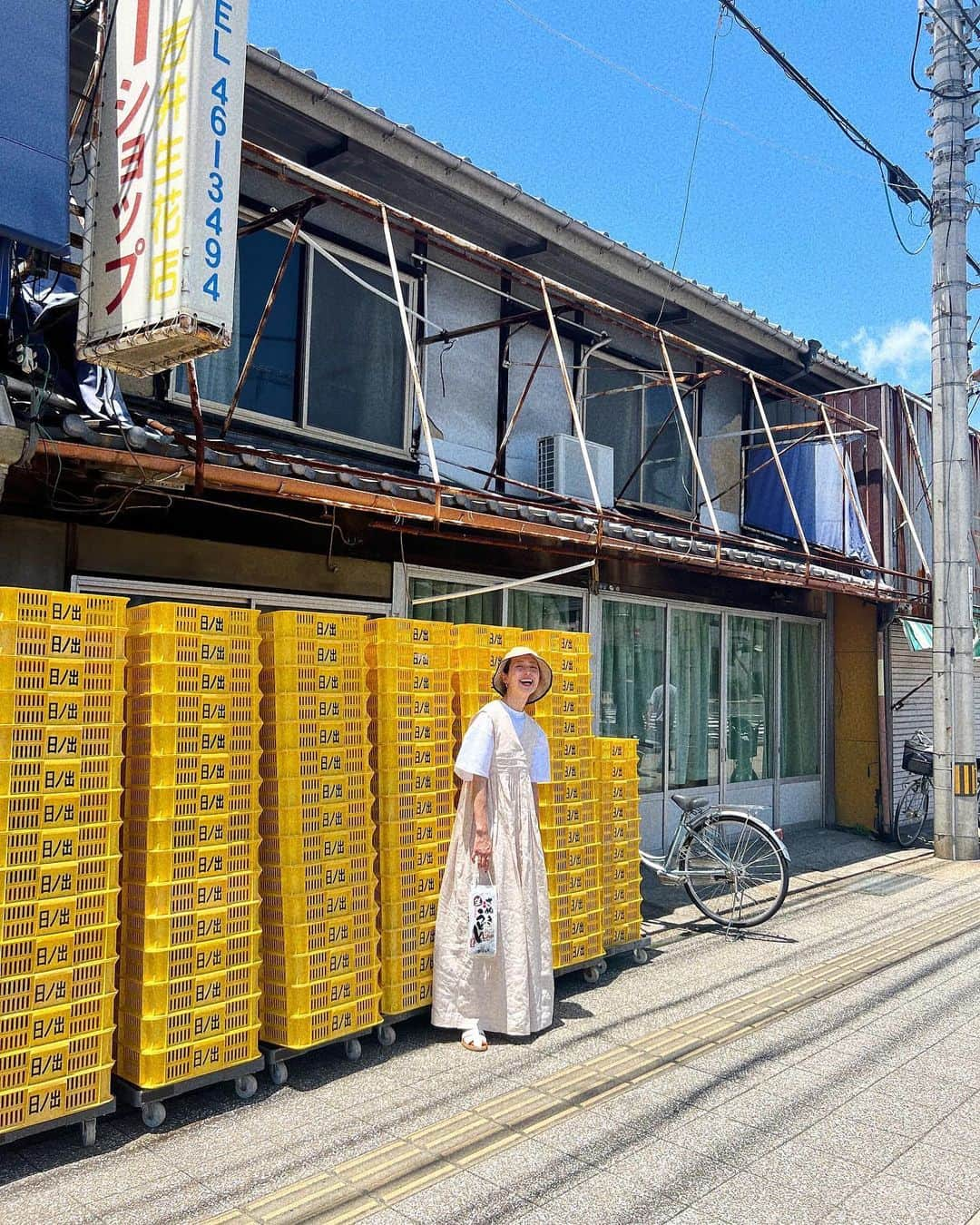 kazumiさんのインスタグラム写真 - (kazumiInstagram)「やってみたかった香川県で うどん屋さん巡り。 3軒はしご。 がもううどん▷日の出製麺所▷麺処綿谷 のルート🚗 ちょっと並ぶけどどこも美味しい〜 帰省前にお腹ははち切れ寸前😂 ペーパードライバー講習後はじめて運転もしてみたけど ヨボヨボ🫠🫠 . だいたいあったらハメてしまう顔ハメパネル。 香川バージョン🍗今回はなかなかうまくハメられた🤣笑  #香川県#うどん県#うどん#うどん巡り#kazumi 旅#kazumi#リンネル８月号付録」6月4日 15時02分 - kazumi0728