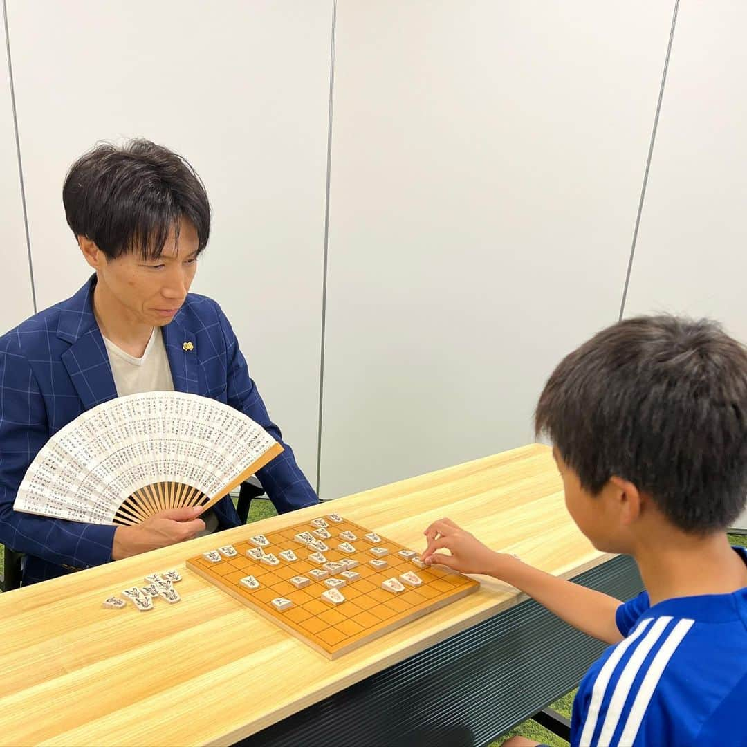 波戸康広のインスタグラム：「・ F・マリノススポーツパークで将棋交流！  小学校低学年から50代のミドルエイジの方々が参加してくれました👏  将棋は年齢関係なく対局を楽しむ事ができるのでおもしろい(^^)  明日6月5日（月）の一般利用開始（フットサルコート、会議室）を目前に行った施設プレオープンイベントでした！  #久里浜 #fmarinos #fマリノススポーツパーク  #将棋 #交流 #将棋親善大使」