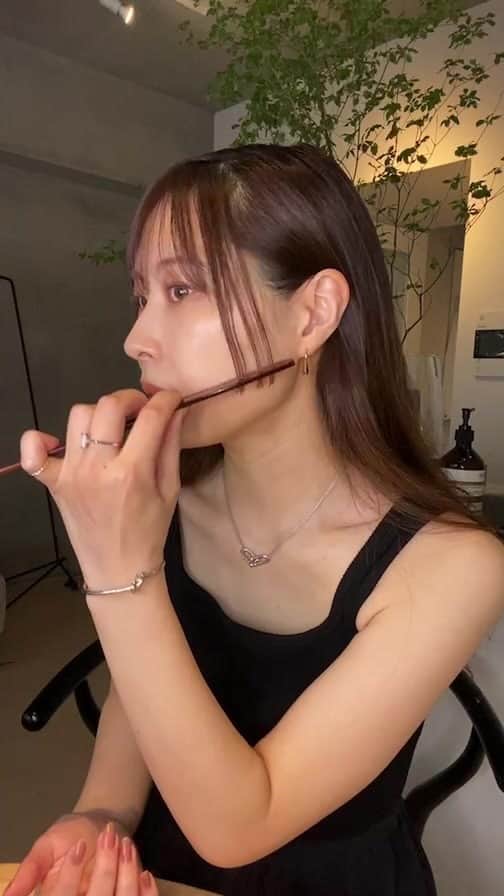 保科真紀のインスタグラム：「日曜日のインスタライブ☺︎  今日は暑かったですね 暑くてライブ中汗かいてくせ毛が 戻ってきちゃいました😣  今日は薄メイクして ストレートアイロンでニュアンス ピンアレンジ ポニーテール やりました🙆‍♀️  来週は出張でインスタライブできないかもだけど、また日曜日ライブします♡  二の腕気になるから頑張ろ…」