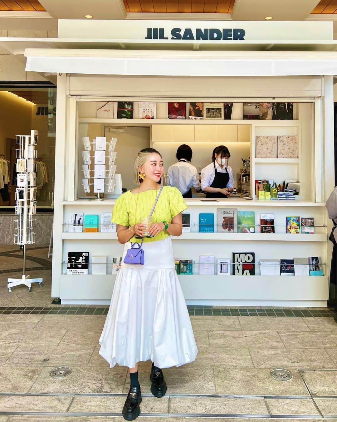 梅谷安里のインスタグラム：「@jilsander KIOSK👻☕️ 滑り込みで行けた🤭 アイスラテをテイクアウト。 NEWなホワイトスカート履いてお出かけしてるんるんでした🎶 白のお洋服の日って汚さないように１日緊張しながら動いてる🤣 @placard_by_melan  #jilsander #kiosk  #おしゃれキオスク」