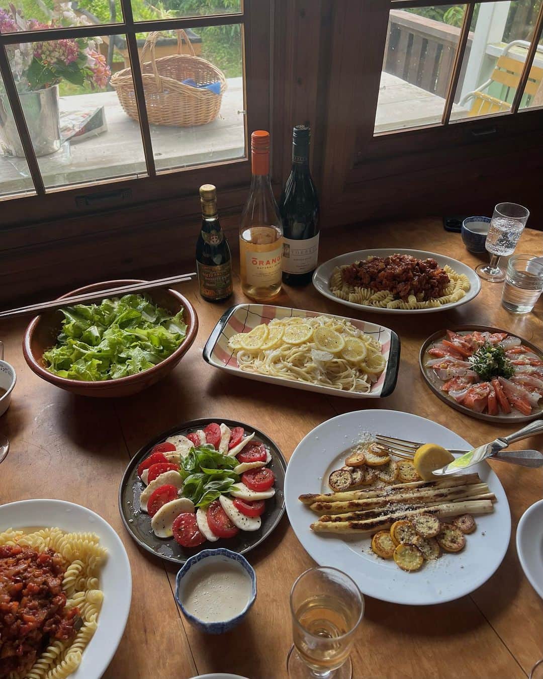 Manamiさんのインスタグラム写真 - (ManamiInstagram)「ㅤ ☑︎salad ☑︎caprese ☑︎carpaccio ☑︎grill vegetable ☑︎onion potage ☑︎bolognese pasta ☑︎lemon cream spaghetti  みんなで作って食べるご飯は楽しいし美味しい🫶🏼 (なのに安いなんて最高😌) お料理好きでよかった〜🍳  ゆりえしゅんぴーお邪魔しました🫶🏼🤍」6月4日 15時15分 - manashika