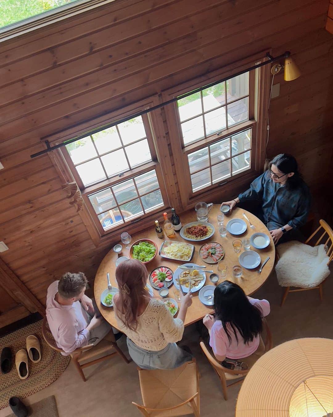 Manamiのインスタグラム：「ㅤ ☑︎salad ☑︎caprese ☑︎carpaccio ☑︎grill vegetable ☑︎onion potage ☑︎bolognese pasta ☑︎lemon cream spaghetti  みんなで作って食べるご飯は楽しいし美味しい🫶🏼 (なのに安いなんて最高😌) お料理好きでよかった〜🍳  ゆりえしゅんぴーお邪魔しました🫶🏼🤍」