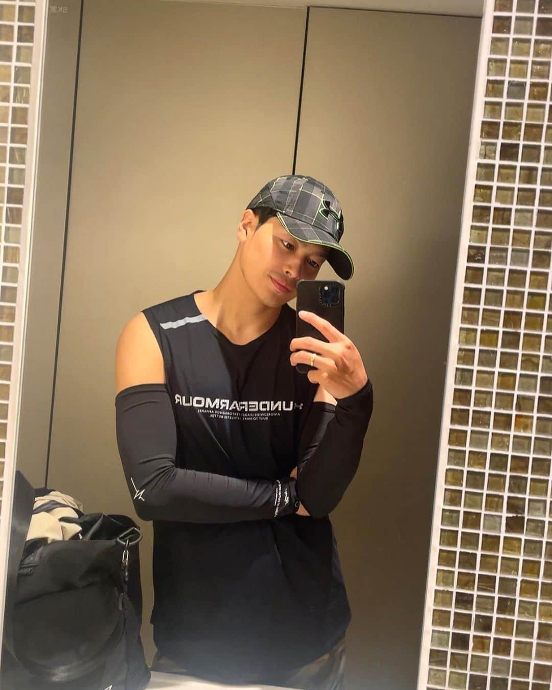 のインスタグラム：「急遽OFFになると結局ジムに行ってしまいます💪🔥  事務所の先輩の諒太郎さんから頂いたウェアが最高。 @ryotaro_from1_pro  @underarmourjp   #ジム#トレーニング#筋トレ #gym#training#fashion#dayoff  #俳優筋トレ部#肉」
