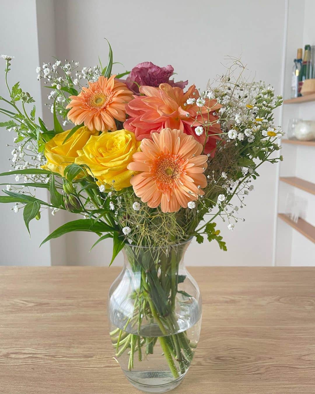 北川綾巴さんのインスタグラム写真 - (北川綾巴Instagram)「大切なお友達がLIVE終わりにプレゼントしてくれたお花。 花言葉は友情。で選んでくれたみたい🌼  オレンジ系は自分で選ばない色味だから本当に嬉しかった😢お部屋がパッっと明るくなってあたたかい気持ちになる☀️  今日も穏やかに。たくさんの人が笑顔で過ごせますように。」6月4日 15時19分 - ryoha_1009_