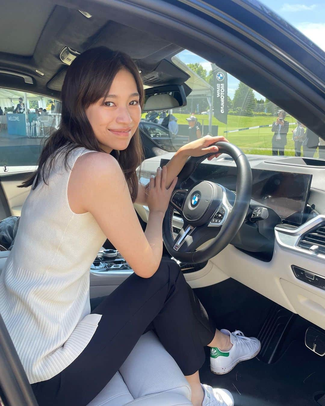 紺野ゆりさんのインスタグラム写真 - (紺野ゆりInstagram)「⛳️ 『BMW 日本ゴルフツアー選手権森ビルカップ』のVIPラウンジにご招待頂き、鈴蘭ちゃんと最終日観戦してきました☆  最終ホールのグリーンそばにラウンジがあって、ゆったり食事をしながら観戦できるのが嬉しい🥹✨ 選手たちのショットを間近で見られて大興奮でした☺️☺️  優勝副賞の"BMW X7"や、ホールインワン賞の"BMW i7"は、スワロフスキーが散りばめられていたり、後部座席に大きなモニターがついていたりと、どれも高級感がありかっこよかった〜✨✨ ゴルフって移動距離が長いので、高級感に包まれ乗り心地の良いBMWの車で行けたら最高だなぁ🥰🥰  VIP PASSは、ラウンジだけでなく、ホールでの観戦も間近で見られるのでおすすめです☆  とっても楽しい1日でした☆ また来年も見に行きたいな♬  @bmwjapan  #BMW #BMW日本ゴルフツアー選手権森ビルカップ #THEX7 #pr  #yurigolf🦋」6月4日 15時21分 - yuri_konno_official