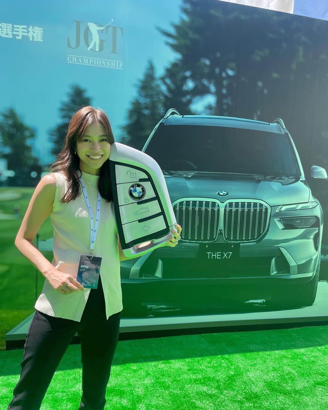 紺野ゆりのインスタグラム：「⛳️ 『BMW 日本ゴルフツアー選手権森ビルカップ』のVIPラウンジにご招待頂き、鈴蘭ちゃんと最終日観戦してきました☆  最終ホールのグリーンそばにラウンジがあって、ゆったり食事をしながら観戦できるのが嬉しい🥹✨ 選手たちのショットを間近で見られて大興奮でした☺️☺️  優勝副賞の"BMW X7"や、ホールインワン賞の"BMW i7"は、スワロフスキーが散りばめられていたり、後部座席に大きなモニターがついていたりと、どれも高級感がありかっこよかった〜✨✨ ゴルフって移動距離が長いので、高級感に包まれ乗り心地の良いBMWの車で行けたら最高だなぁ🥰🥰  VIP PASSは、ラウンジだけでなく、ホールでの観戦も間近で見られるのでおすすめです☆  とっても楽しい1日でした☆ また来年も見に行きたいな♬  @bmwjapan  #BMW #BMW日本ゴルフツアー選手権森ビルカップ #THEX7 #pr  #yurigolf🦋」