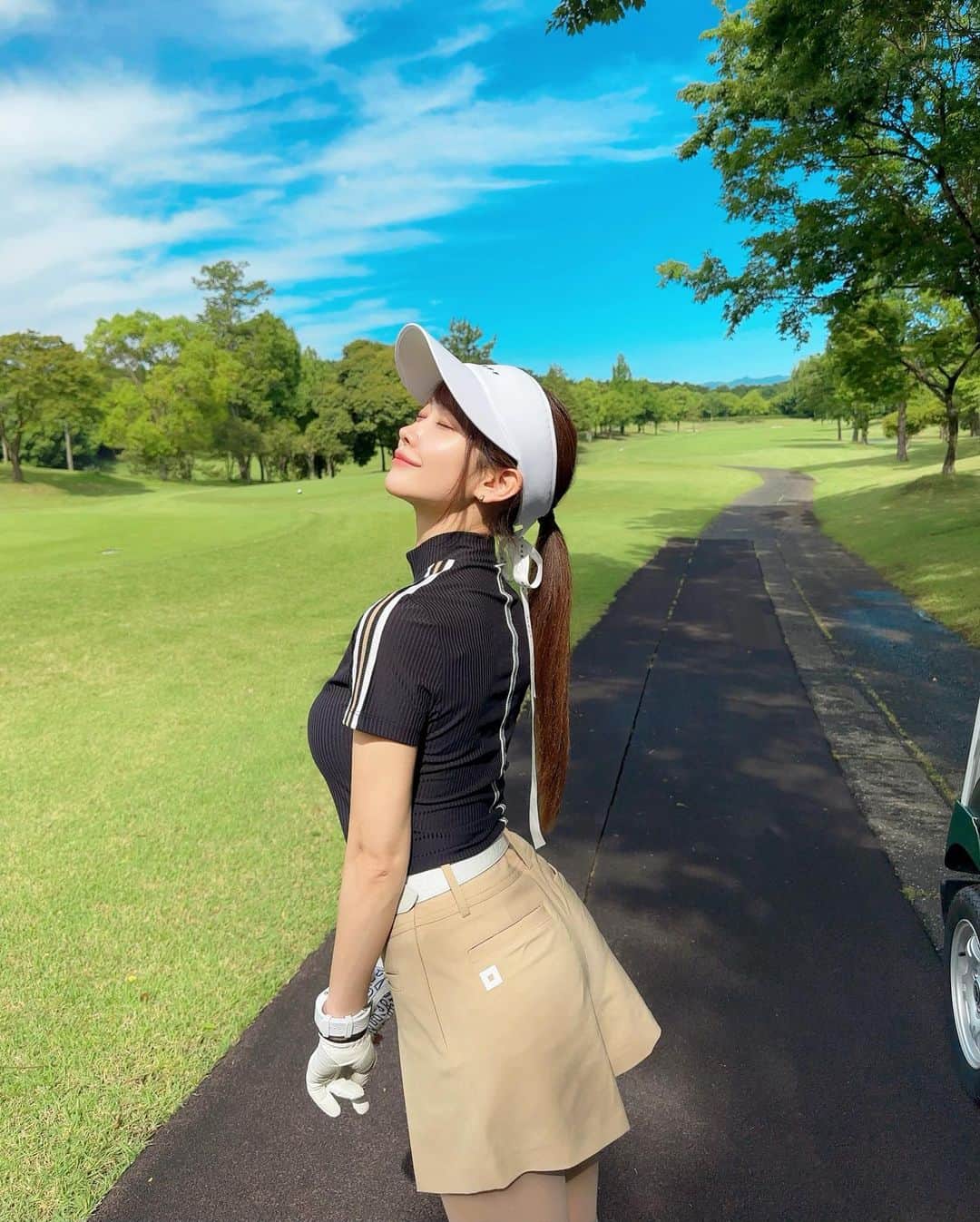 MAYUさんのインスタグラム写真 - (MAYUInstagram)「. いいお天気〜☀️🩵🤍 . 珍しくスカートではなく ショーパンのウェア着てみた🏌️‍♀️🤍 全身 @onoff.golfwear だよん . 最近ラウンド中に左腰がめちゃくちゃ痛くて、、 今日もちゃんとゴルフが出来なかった🥺 はやく治ってほし〜🥺 . . #ゴルフ女子#ゴルフ#ゴルフウェア#ゴルフコーデ#オノフ#オノフゴルフ#pgm武蔵ゴルフクラブ#golf#golfwear#golflife#golfaddict#golfclub#golfstagram#golfcourse#onoff#onoffgolf#japan」6月4日 15時34分 - mayu.kina_golf