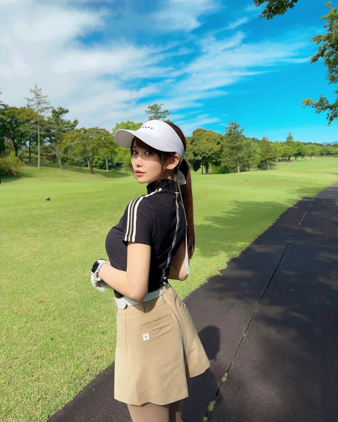 MAYUさんのインスタグラム写真 - (MAYUInstagram)「. いいお天気〜☀️🩵🤍 . 珍しくスカートではなく ショーパンのウェア着てみた🏌️‍♀️🤍 全身 @onoff.golfwear だよん . 最近ラウンド中に左腰がめちゃくちゃ痛くて、、 今日もちゃんとゴルフが出来なかった🥺 はやく治ってほし〜🥺 . . #ゴルフ女子#ゴルフ#ゴルフウェア#ゴルフコーデ#オノフ#オノフゴルフ#pgm武蔵ゴルフクラブ#golf#golfwear#golflife#golfaddict#golfclub#golfstagram#golfcourse#onoff#onoffgolf#japan」6月4日 15時34分 - mayu.kina_golf