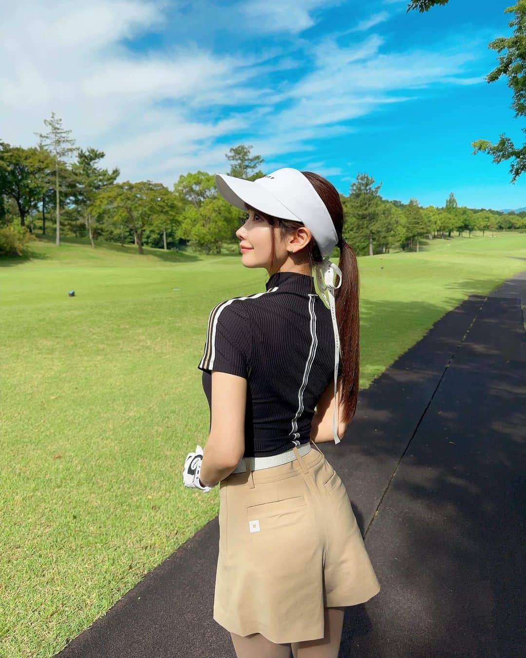 MAYUさんのインスタグラム写真 - (MAYUInstagram)「. いいお天気〜☀️🩵🤍 . 珍しくスカートではなく ショーパンのウェア着てみた🏌️‍♀️🤍 全身 @onoff.golfwear だよん . 最近ラウンド中に左腰がめちゃくちゃ痛くて、、 今日もちゃんとゴルフが出来なかった🥺 はやく治ってほし〜🥺 . . #ゴルフ女子#ゴルフ#ゴルフウェア#ゴルフコーデ#オノフ#オノフゴルフ#pgm武蔵ゴルフクラブ#golf#golfwear#golflife#golfaddict#golfclub#golfstagram#golfcourse#onoff#onoffgolf#japan」6月4日 15時34分 - mayu.kina_golf