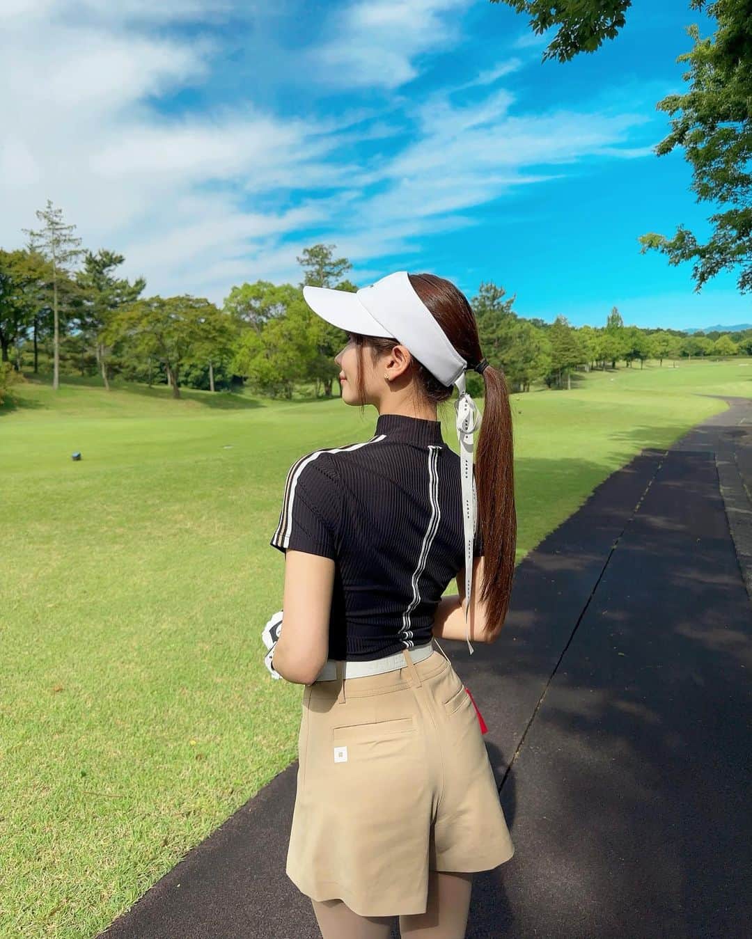 MAYUさんのインスタグラム写真 - (MAYUInstagram)「. いいお天気〜☀️🩵🤍 . 珍しくスカートではなく ショーパンのウェア着てみた🏌️‍♀️🤍 全身 @onoff.golfwear だよん . 最近ラウンド中に左腰がめちゃくちゃ痛くて、、 今日もちゃんとゴルフが出来なかった🥺 はやく治ってほし〜🥺 . . #ゴルフ女子#ゴルフ#ゴルフウェア#ゴルフコーデ#オノフ#オノフゴルフ#pgm武蔵ゴルフクラブ#golf#golfwear#golflife#golfaddict#golfclub#golfstagram#golfcourse#onoff#onoffgolf#japan」6月4日 15時34分 - mayu.kina_golf