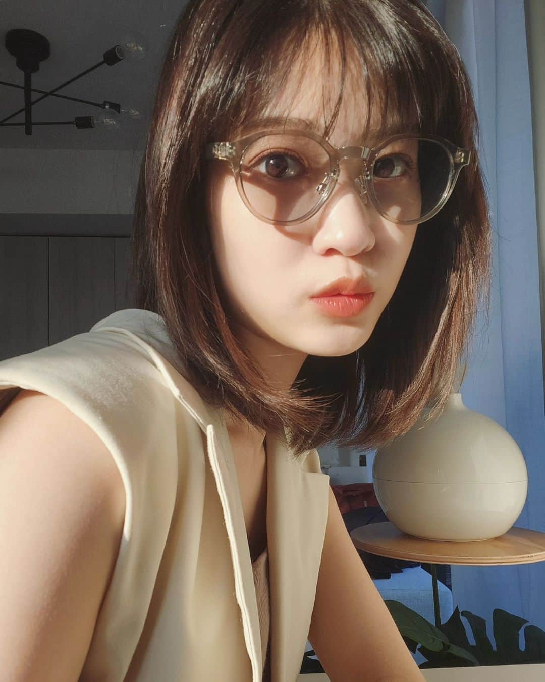 のインスタグラム：「ノーマルカメラでも盛れたの写真⚘️  最近お気に入りのメガネと太陽光と 髪質改善で生まれかわった艶髪最強！ @beams_official  どうでもいいけど髪伸びた🙋🏻‍♀️(のばしてる)」