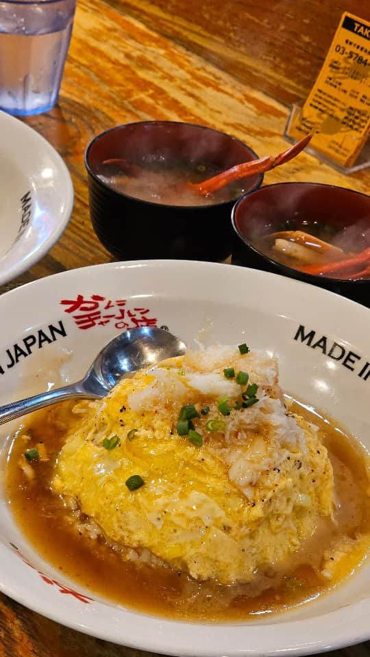 のインスタグラム：「ข้าวผัดปูที่ต้องแวะมาทานแทบทุกครั้งที่มาชิบูย่า...🦀 อร่อยชื่นใจข้าวผัดหอมๆร้อนๆราดไข่กับซอสรอบๆโปะด้วยปูด้านบนบอกเลยฟินสุดๆ」