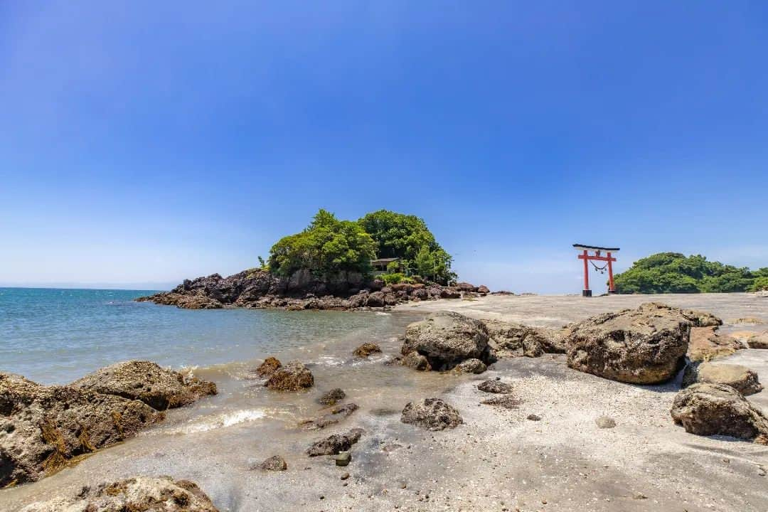 鹿児島よかもん再発見さんのインスタグラム写真 - (鹿児島よかもん再発見Instagram)「鹿屋市天神町にある荒平天神へ(^-^)/  フォトスポットとして人気の場所ですが、6月は紫陽花も咲いて、晴天時はさらに美しい‼️  夕陽も！と、思いましたが、別な場所が目的だったので、今回は見送り😢  いつか夕陽もここで見たいものです🌇  ※神社に伸びる電線は空部分のみ消しておりますm(__)m  #鹿児島 #鹿児島観光 #鹿屋市 #鹿屋 #鹿屋市観光 #荒平天神 #鹿児島の自然 #鹿児島の風景 #神社 #japan  #kagoshima  #kagoshimaphoto  #kagoshimaphotograph」6月4日 15時33分 - kagoshimayokamon