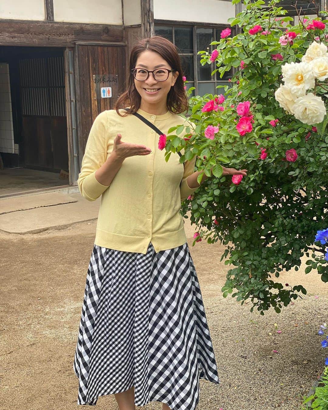 のインスタグラム：「結構前ですが、聖籠町にある 二宮家のバラ園に行ってきました🌹 平日で少し雨がパラつく日でしたが、 たくさんの方が見学に来ていました。  季節のお花は、楽しめる時期が短いので 早めに楽しまないとですね😊  #バラ園#バラ#二宮家 #二宮家バラ園 #聖籠町#rose #お出かけスポット #instagood #instalike #instalife #instapic #instadaily #フリーアナウンサー#ラジオパーソナリティー」