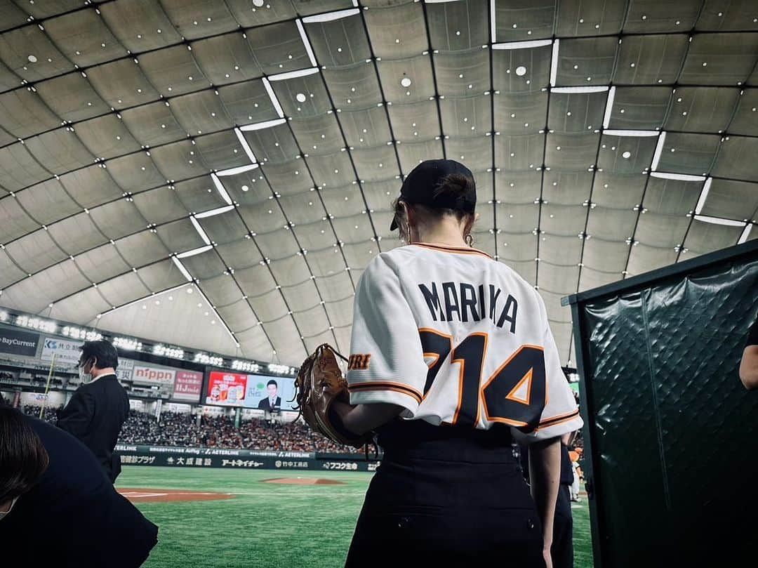 松本まりかさんのインスタグラム写真 - (松本まりかInstagram)「初の始球式 in 東京ドーム⚾️ 緊張したぁ、、  四万人のファンの皆様と これから試合が始まる選手たちの神聖なマウンドに立たせていただきました  どうしたら少しでも楽しんでもらえる始球式になるかな、笑って貰えるかなと熟考した結果、始球式で見たことのないアンダースローで行こうと✨  そして投球は下手っちですが、その前のパフォーマンスだけは命をかけて練習しようと！！🙏  小学四年生の野球少年アオくんにコーチに付いてもらい、週末は公園に集まって🚲 今日も試合終わりに来てくれて、ギリギリまで裏でみっちりトレーニングしての本番でした😆（その結果コロコロ投球、笑）  伝わらなかったらどうしようとか色々怖くて どどどど緊張しましたが  本番前のブルペン練習、ファンの皆さんの歓声、そして、終わった後の原監督や選手たちの温かい拍手と笑顔に救われました🥹  みなさま本当にありがとうございました！ そして今日の試合が素敵な試合になりますように..⚾️🥰  #巨人vs日ハム戦  #キャップは私物🧢 #野球少年コーチアオくん #最高のコーチ🫶 #ありがとうございました！！ #映画 #アイスクリームフィーバー #7月14日公開 #背番号714  今は緊張が解けて抜け殻です😇 さ、気を取り直して撮影行ってきます！」6月4日 15時52分 - marika_matsumoto