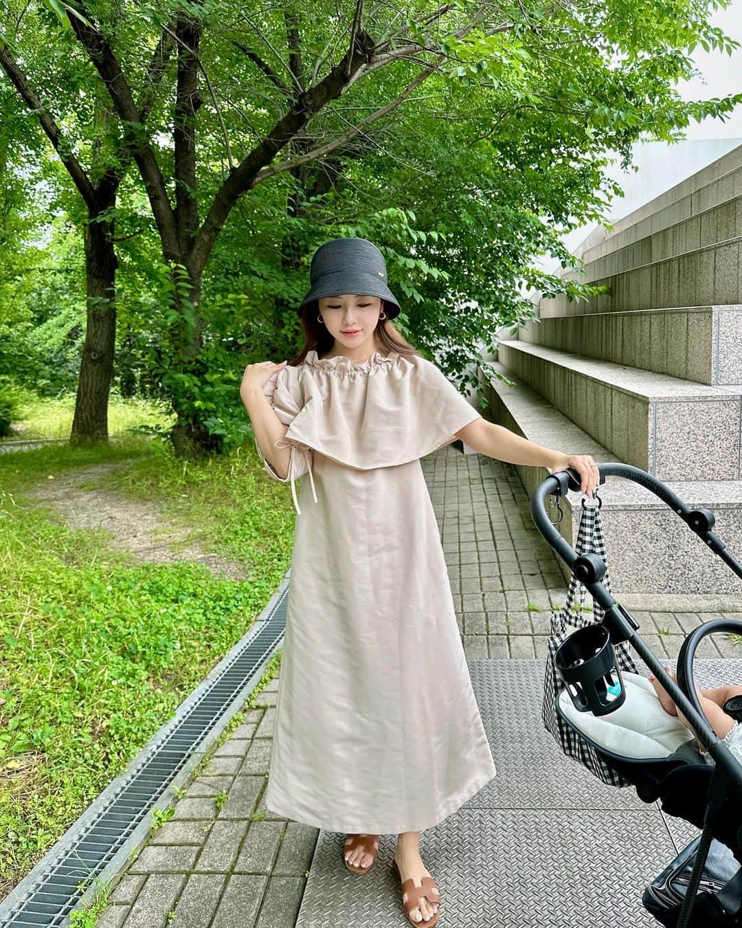 のインスタグラム：「. お天気が良かったから お散歩🐶👶🏻🤍☀️  オフショルでも着れるお気に入りワンピ♡ 沖縄にも持っていこ〜🫶🏻🌺  onepiece @romile_official  . . #いつかの服#ワンピースコーデ  #低身長コーデ#romile#ロミール #ママコーデ#女の子ママ」