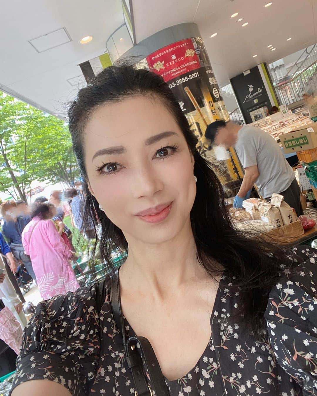 のインスタグラム：「ちょっと予定が変更になり ミスドでドーナツ買って 有楽町交通会館でお野菜買って帰宅 このマーケット　無農薬や減農薬で作られたお野菜がお安く売られているから沢山のひとだかり  #銀座 #有楽町 #マーケット #お野菜ゲット #ミスド #予定変更 #小柳津真由美」