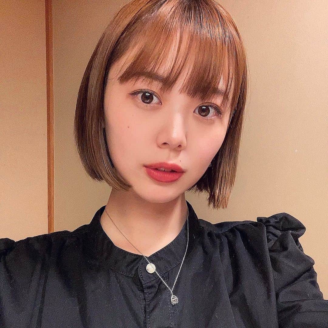 杉本美友のインスタグラム：「･ ✌︎(　˙-˙　)✌︎  ネックレス裏返し  #セルフィー#ボブ#ショート#ミニボブ #赤リップ#yslbeauty#diormakeup」