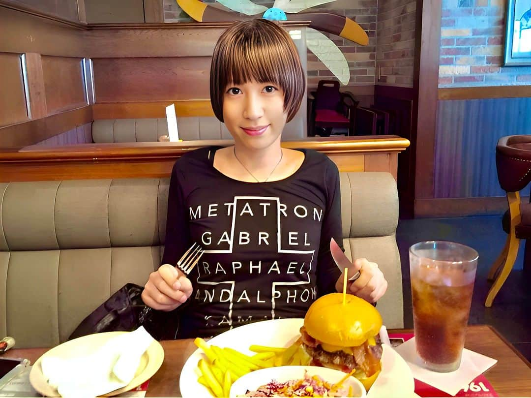 荒金さとみさんのインスタグラム写真 - (荒金さとみInstagram)「🎸ヒロシェンカーさまと🍔ヽ(*´ー｀*)ノ 相変わらずかっこよかったです✨」6月4日 15時55分 - arakane_satomi