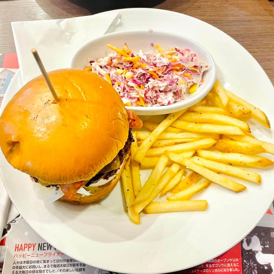 荒金さとみさんのインスタグラム写真 - (荒金さとみInstagram)「🎸ヒロシェンカーさまと🍔ヽ(*´ー｀*)ノ 相変わらずかっこよかったです✨」6月4日 15時55分 - arakane_satomi