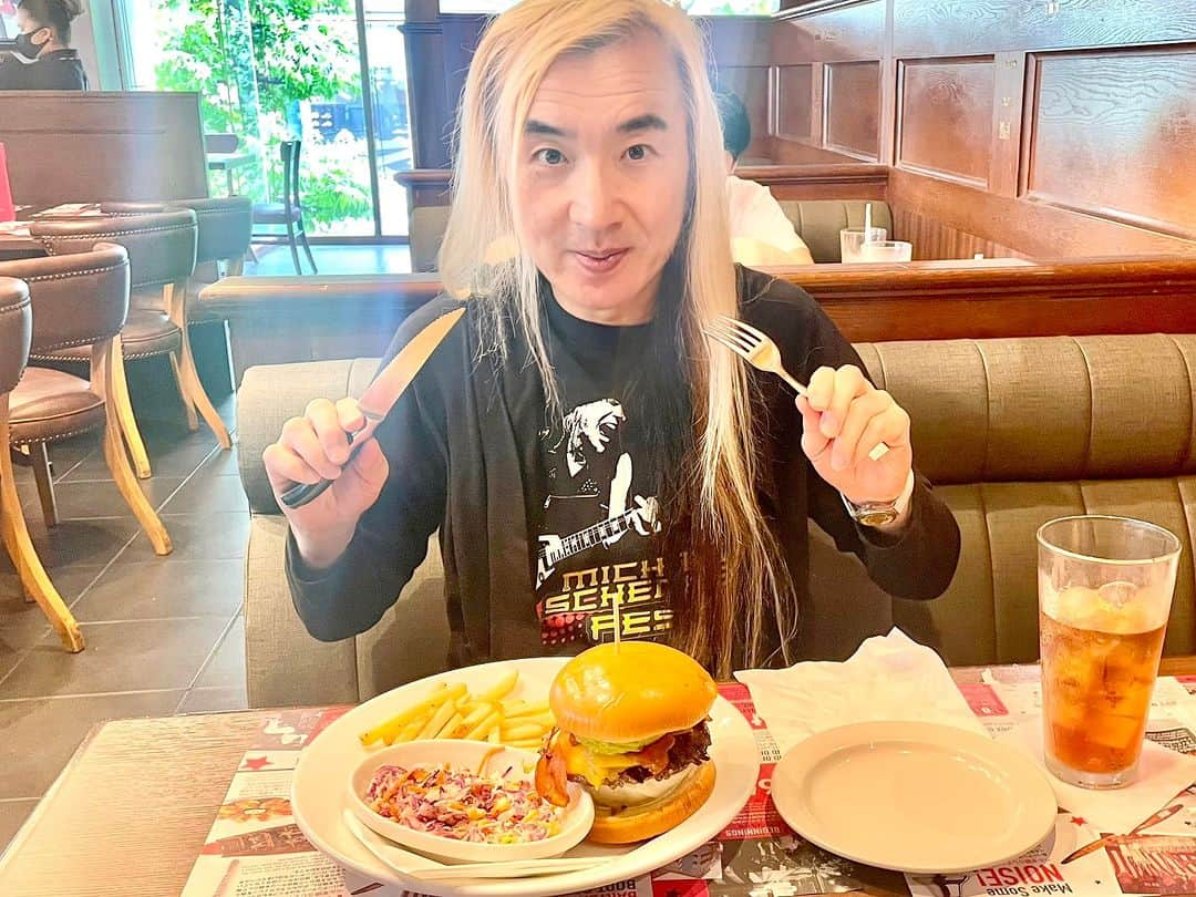 荒金さとみさんのインスタグラム写真 - (荒金さとみInstagram)「🎸ヒロシェンカーさまと🍔ヽ(*´ー｀*)ノ 相変わらずかっこよかったです✨」6月4日 15時55分 - arakane_satomi