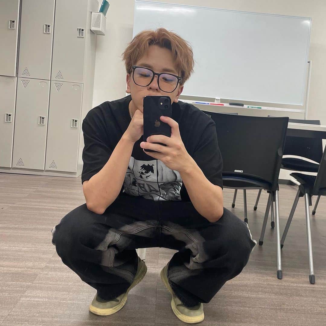 大澤駿弥（SHUNYA）のインスタグラム：「最近アラレちゃんぐらいデカい眼鏡が気分🥸」