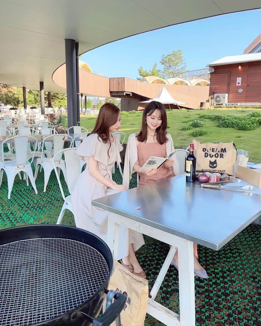 Chihiroのインスタグラム：「みなとみらいBBQ🍖  昨日はあまえみ夫妻と マリオを4DXで観た後に 横浜・みなとみらいでBBQ！  とってもおしゃれなバーベキュー場でした！ みなとみらいが一望できるしまた行きたい！ 持ち込み可なのも有り難かったです♡  この日のワンピースは @noela_official   〜〜〜〜〜〜〜〜〜〜〜〜〜〜〜〜〜〜〜 【イメージコンサルティングサロン　Ciccy】  パーソナルカラー診断が気になる方はこちら ▶︎ @ciccy_shibaura   ♦︎時間 9:30〜17:30 (時間調整可能)  ♦︎場所 東京都港区芝浦  ♦︎定休日 なし  ♦︎メニュー ✈︎Economy class✈︎ パーソナルカラー診断＋骨格診断 Ciccy診断士枠: ¥22,500- 代表栂野枠：¥32,000- ※ペア診断可能  ✈︎Business class✈︎ パーソナルカラー診断＋骨格診断＋メイクレッスン 代表栂野枠：¥48,500- ※ペア診断可能  ✈︎First class✈︎ 3〜4日かけて行うトータルプロデュース。メニューはカスタマイズ可能。 代表栂野枠：99,500-  詳細はInstagramプロフィール下のURLよりご確認ください。 〜〜〜〜〜〜〜〜〜〜〜〜〜〜〜 【イメージコンサルタント養成講座】  GIA芝浦校の養成講座は6月まで満席です。 現在2023年7月スタートより募集を開始いたしました♡ 詳しくはHPをご覧ください♡  〜〜〜〜〜〜〜〜〜〜〜〜〜〜〜  #横浜bbq #bbq #バーベキュー #おしゃれバーベキュー #みなとみらい #イメージコンサルタント #パーソナルカラー診断」